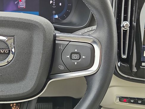 Used 2024 Volvo XC40 B5 Plus AWD/4WD image 19