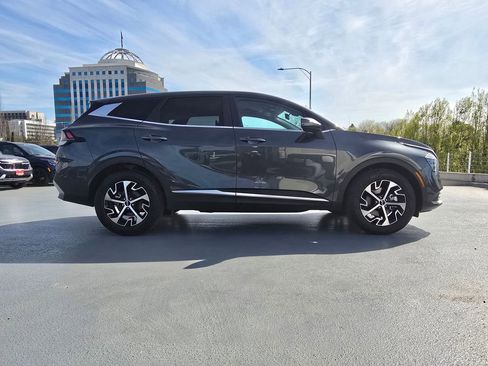 Used 2025 Kia Sportage EX FWD image 3