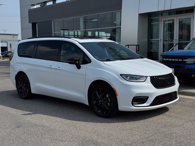 Used 2025 Chrysler Pacifica Limited FWD image 43