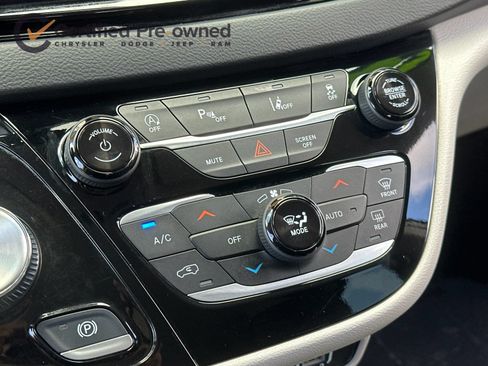 Used 2024 Chrysler Pacifica Touring-L FWD image 22