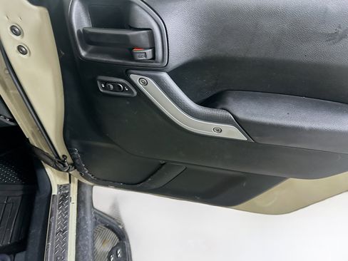 Used 2017 Jeep Wrangler Unlimited Rubicon w/ Connectivity Group image 29