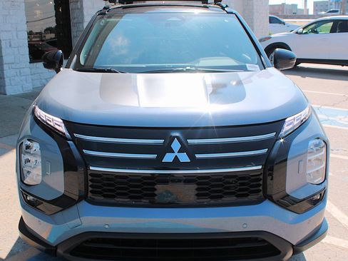 New 2025 Mitsubishi Outlander SE image 6