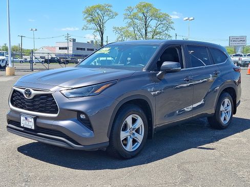 Used 2024 Toyota Highlander LE AWD/4WD image 3