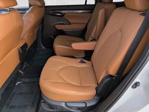 Used 2021 Toyota Highlander Platinum image 18