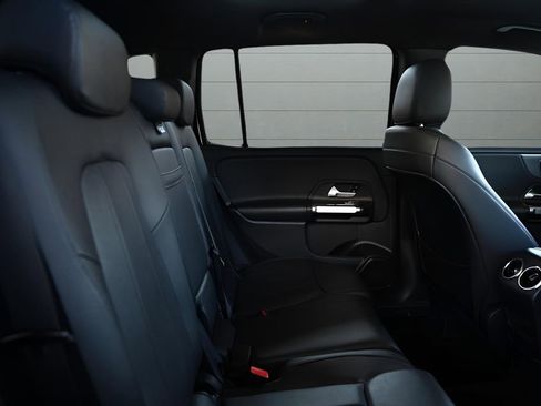 Used 2021 Mercedes-Benz GLB 250 4MATIC w/ Premium Package image 27