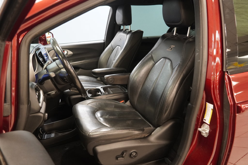 Used 2020 Chrysler Pacifica Touring-L AWD/4WD image 3