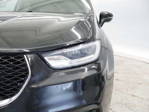 Used 2023 Chrysler Pacifica Touring-L FWD image 11