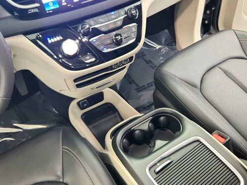 Used 2023 Chrysler Pacifica Touring-L FWD image 27