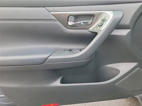 Used 2013 Nissan Altima 2.5 SL w/ Technology Pkg image 18
