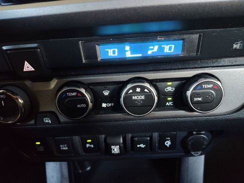 Used 2021 Toyota Tacoma TRD Off-Road image 4