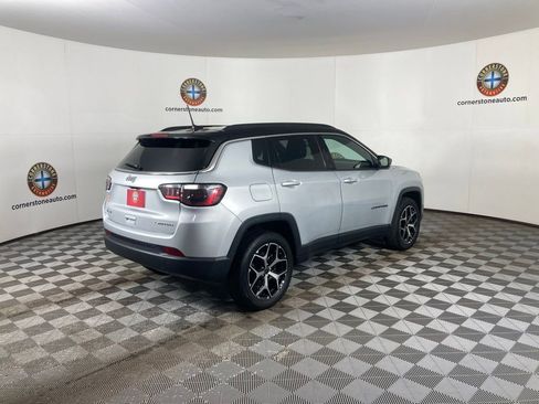 Used 2025 Jeep Compass Limited image 18