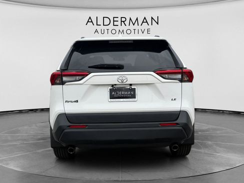 Used 2019 Toyota RAV4 LE FWD image 4