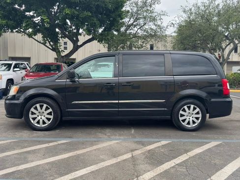 Used 2014 Chrysler Town & Country Touring image 6