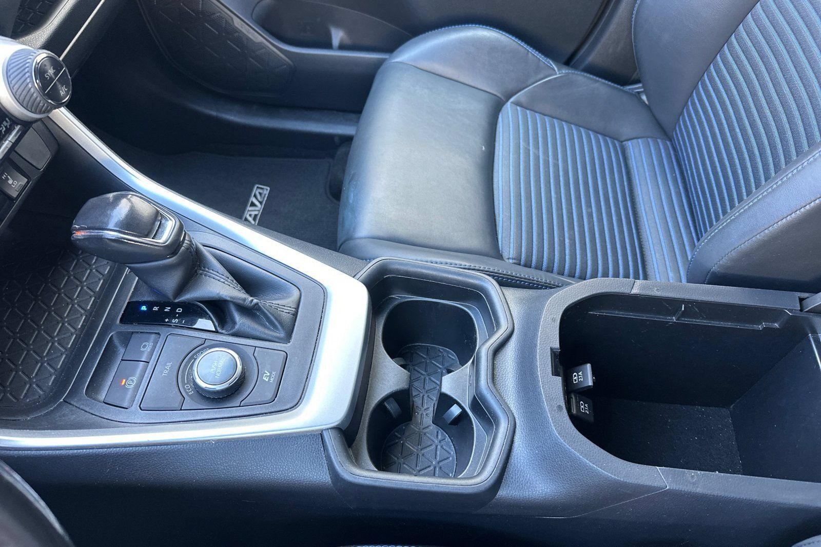 Used 2019 Toyota RAV4 XSE w/ Carpet Mat Package AWD/4WD image 32