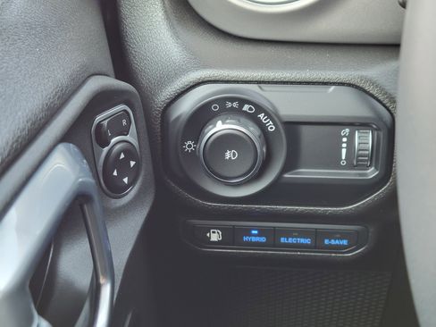 Used 2023 Jeep Wrangler Unlimited Rubicon 4xe AWD/4WD image 11