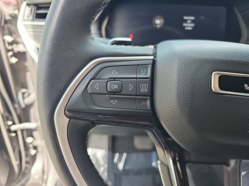 Used 2023 Jeep Grand Cherokee Altitude AWD/4WD image 17
