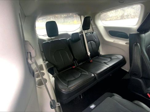 Used 2024 Chrysler Pacifica Select image 24