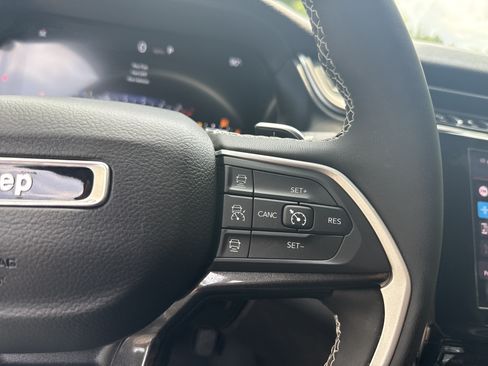 Used 2023 Jeep Grand Cherokee Altitude RWD image 25