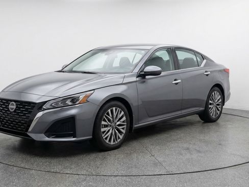 Used 2025 Nissan Altima 2.5 SV image 3