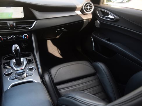 Used 2022 Alfa Romeo Giulia Veloce image 14