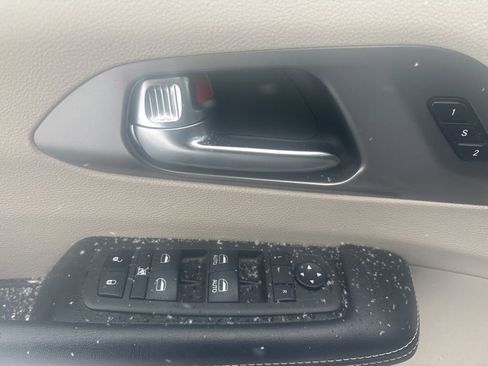 Used 2022 Chrysler Pacifica Touring-L image 24