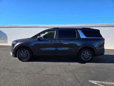 Used 2025 Kia Carnival EX image 3