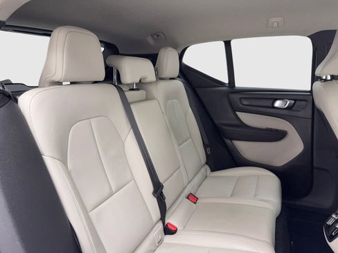 Used 2019 Volvo XC40 T4 Momentum image 46