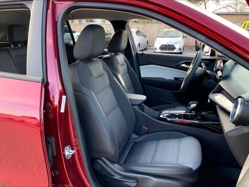 Used 2025 Chevrolet Trax LT image 9