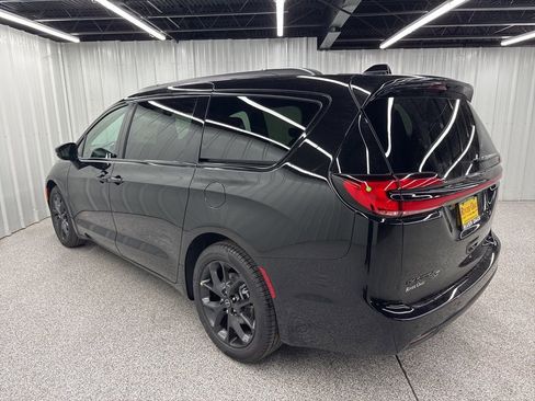 New 2026 Chrysler Pacifica Select image 4