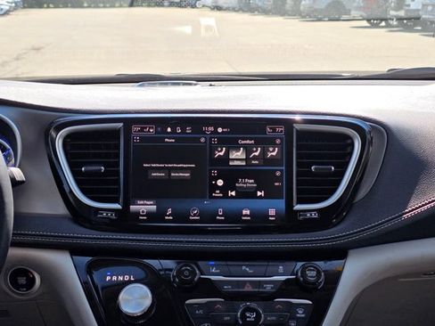 Used 2023 Chrysler Pacifica Touring-L FWD image 22