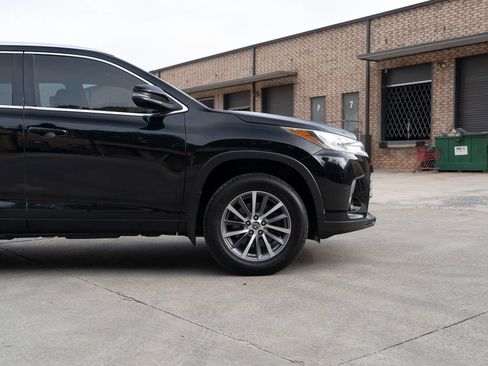Used 2017 Toyota Highlander XLE w/ Carpet Mat Package image 12