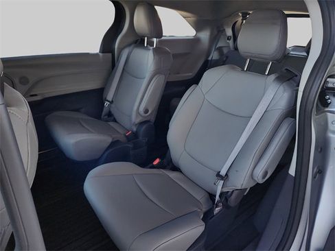 Used 2022 Toyota Sienna XLE image 29