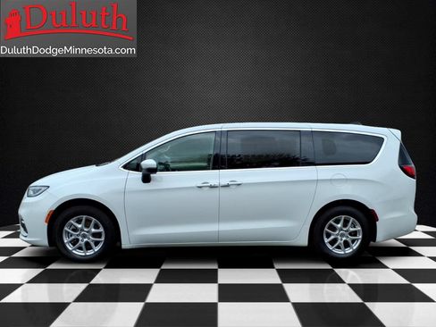 Used 2023 Chrysler Pacifica Touring-L FWD image 2