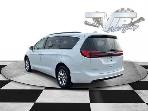 Certified 2022 Chrysler Pacifica Touring-L w/ Uconnect Theater Family Group image 4
