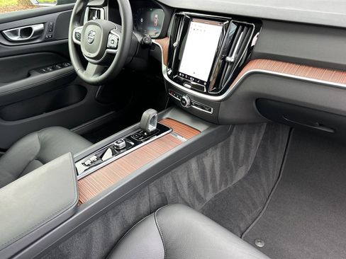 Used 2025 Volvo V60 B5 Cross Country Plus image 16