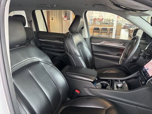 Used 2023 Jeep Grand Cherokee Limited image 28