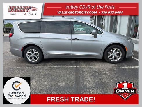 Used 2018 Chrysler Pacifica Touring-L Plus FWD image 1