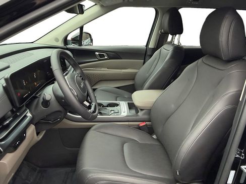 Used 2025 Kia Carnival image 9