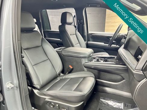 Used 2025 Chevrolet Suburban Z71 w/ Comfort Package AWD/4WD image 7