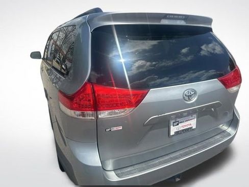 Used 2014 Toyota Sienna LE FWD image 3