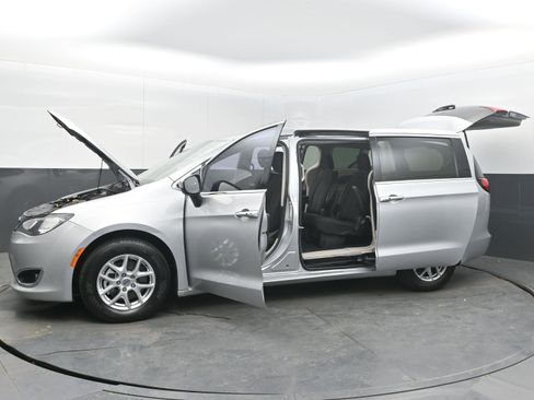Used 2022 Chrysler Voyager LX image 44