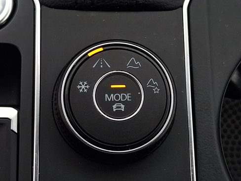 Used 2020 Volkswagen Atlas Cross Sport SE image 25