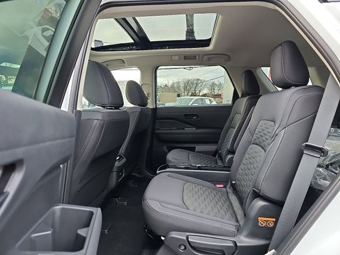 New 2025 Nissan Pathfinder SV w/ SV Premium Package image 6