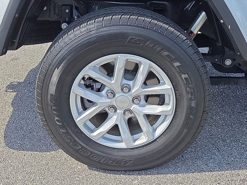 Used 2023 Jeep Gladiator Sport image 7