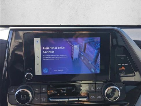 Used 2023 Toyota Highlander XLE FWD image 19