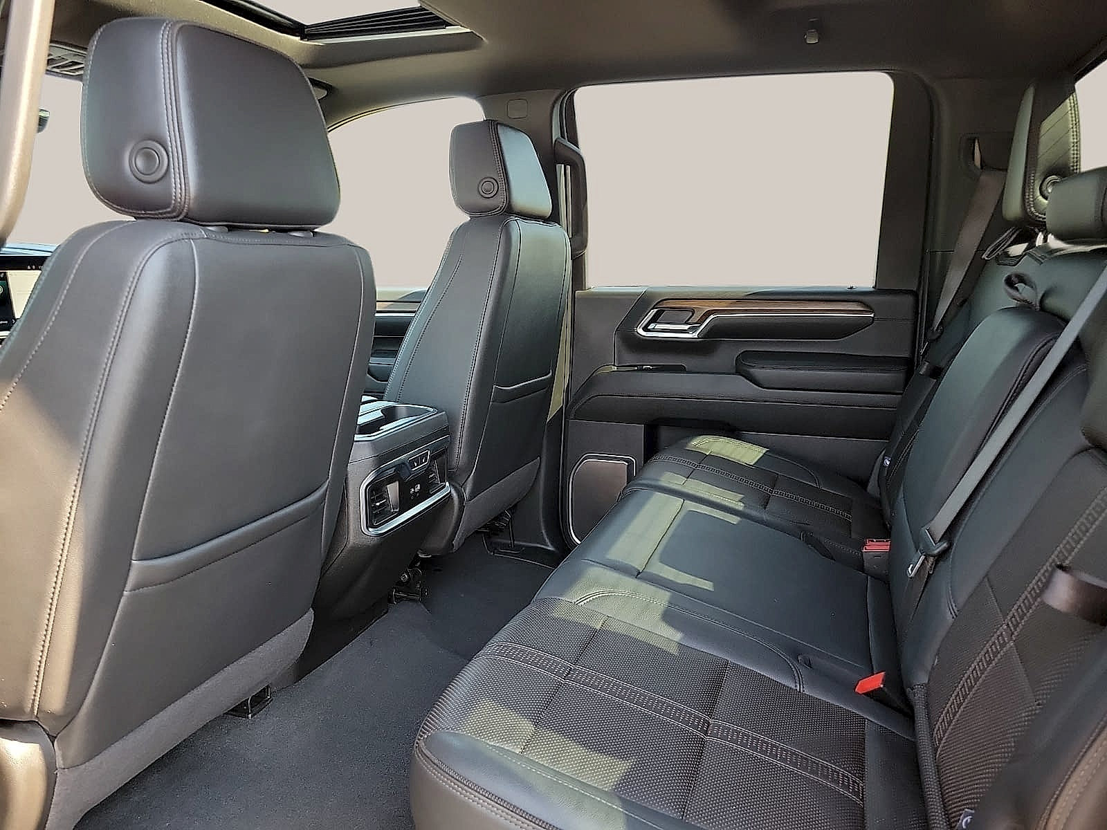 Used 2024 Chevrolet Silverado 2500 High Country w/ High Country Premium Package AWD/4WD image 9