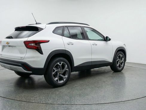 Used 2025 Chevrolet Trax LT FWD image 9
