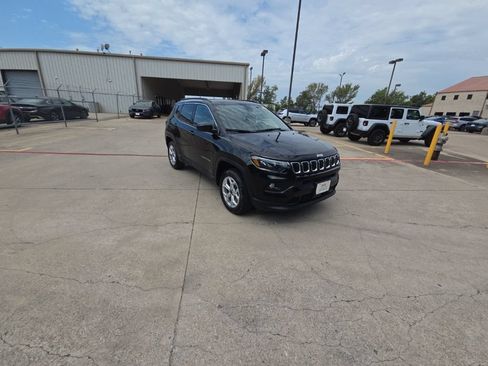 Used 2025 Jeep Compass Latitude w/ Sun & Sound Group AWD/4WD image 6