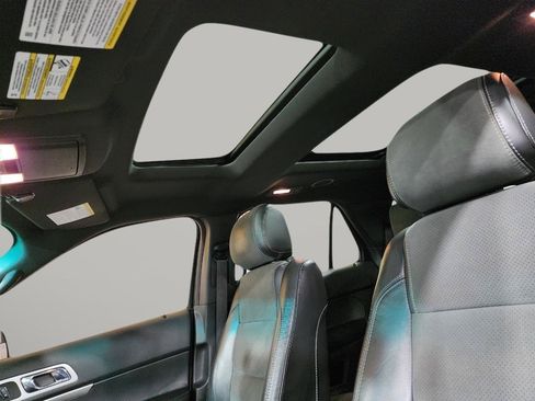 Used 2015 Ford Explorer XLT w/ Equipment Group 202B FWD image 27