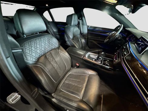 Used 2022 BMW 740i w/ M Sport Package RWD image 13